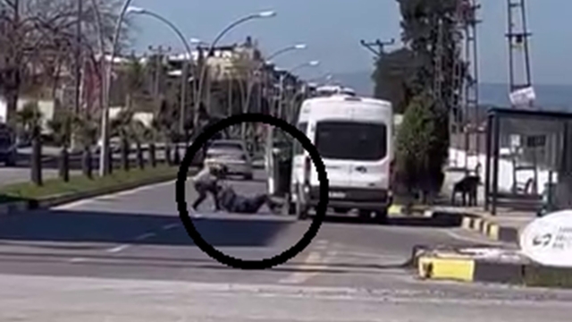 Korku dolu anlar kamerada: Yere yatırdığı minibüs şoförünü defalarca yumrukladı