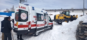 Yolu kapalı köydeki hasta 4 saatlik çalışmaya hastaneye ulaştırıldı