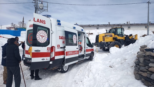 Yolu kapalı köydeki hasta 4 saatlik çalışmaya hastaneye ulaştırıldı