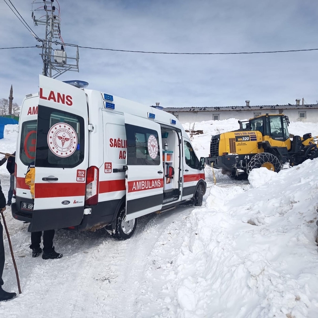 Yolu kapalı köydeki hasta 4 saatlik çalışmaya hastaneye ulaştırıldı