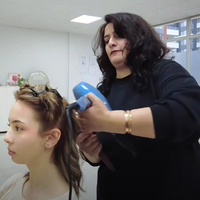 Kursiyer kadın, kendi kuaför dükkanını açtı