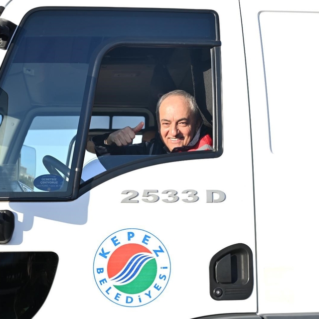 Başkan Kocagöz işçi elbisesini giydi, iş makinesinin başına geçti