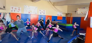 Burhaniye’ de anneler ve çocukları birlikte spor yaptı