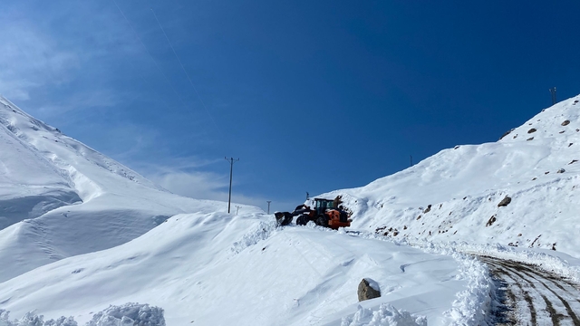 Batman'da 426 kilometrelik yol ağı kardan kapandı