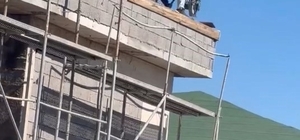 Elazığ'da işçilerin çatıda tehlikeli çalışması