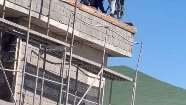 Elazığ'da işçilerin çatıda tehlikeli çalışması