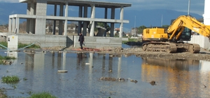 Burhaniye’de pis koku yol değiştirtti