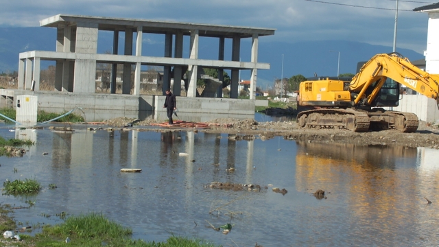 Burhaniye'de pis koku yol değiştirtti