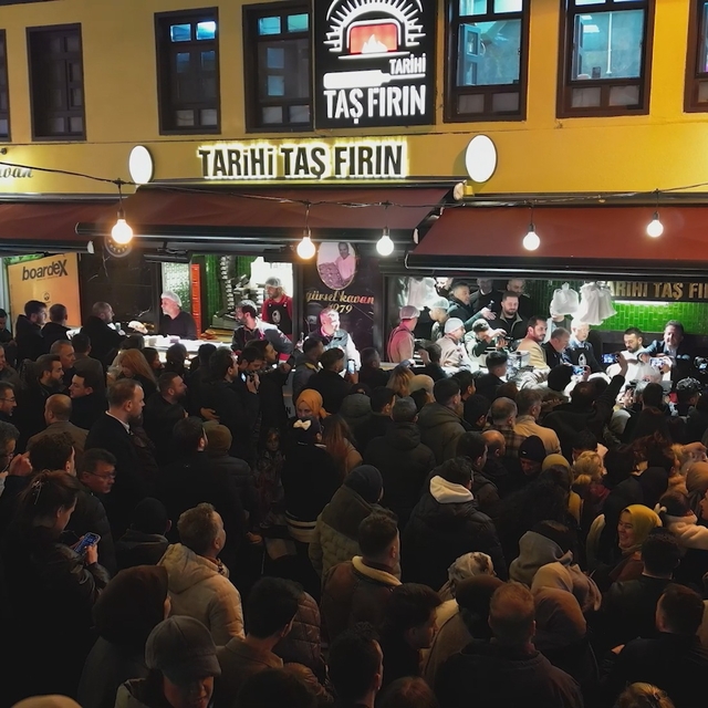 Tahinli pide ve simit ile sahur yapmak için saatlerce sıra beklediler