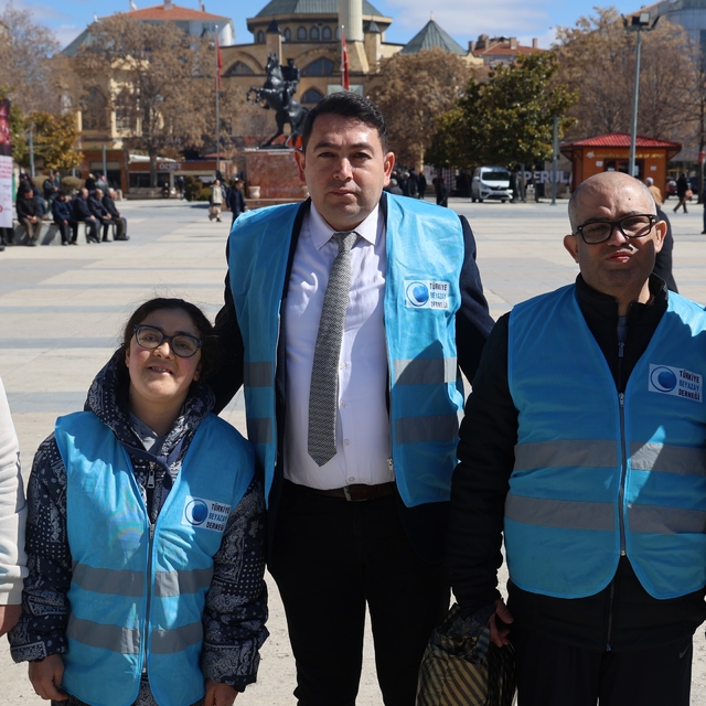 Kırşehir'de özel bireylerden kadınlara gül ve karanfil