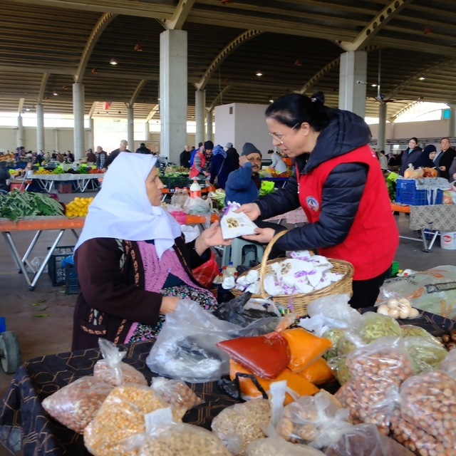 Kuyucak Belediyesi pazaryerinde kadınların gününü kutladı