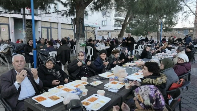 Burhaniye'de iki mahallenin iftarı yüzlerce vatandaşı buluşturdu