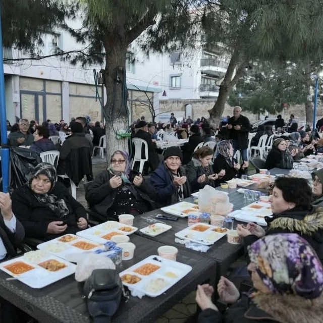 Burhaniye'de iki mahallenin iftarı yüzlerce vatandaşı buluşturdu