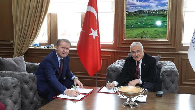 Ordu'da 60 yaş ve üstüne üniversite projesi
Büyükşehir Belediyesi ve Ordu Üniversitesi arasında imzalanan protokol kapsamında '3. Yaş Üniversitesi' kurulacak, 'Anne Üniversitesi' projesi de iş birliği içinde sürdürülecek