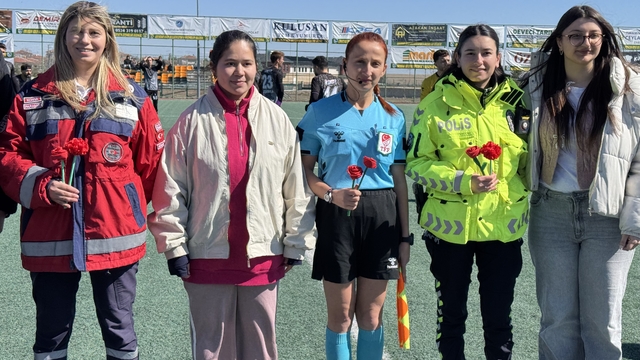 Kulu'da kadın hakem, polis ve sağlıkçıya 8 Mart'ta çiçek