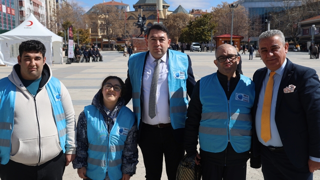 Kırşehir'de özel bireylerden kadınlara gül ve karanfil