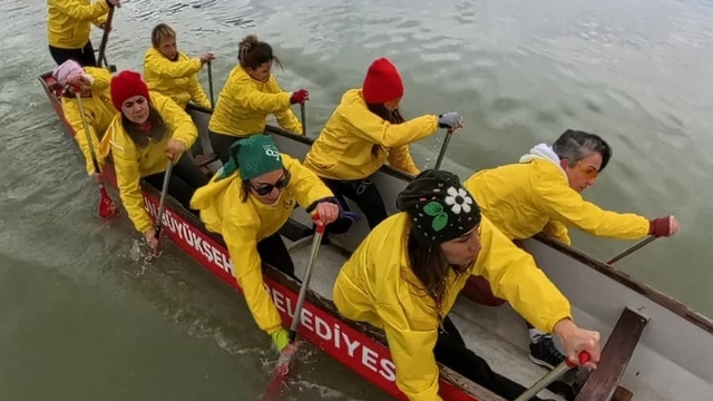 8 Mart'ta Karadeniz'in soğuk sularında kürek çektiler