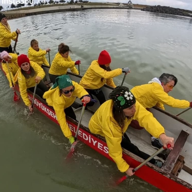 8 Mart'ta Karadeniz'in soğuk sularında kürek çektiler