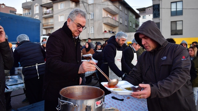 Osmangazi'de gönül sofraları Geçit Mahallesi'nde kuruldu
Ramazan Bereketi Geçit Mahallesi'nde aynı sofrada paylaşıldı