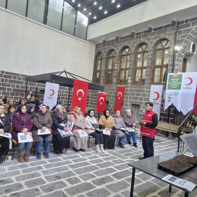 Türk Kızılay Sur Şubesinden kadın ve gençlere seracılık eğitimi