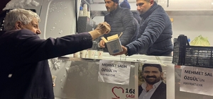 Muradiye’de teravih sonrası lokma ikramı