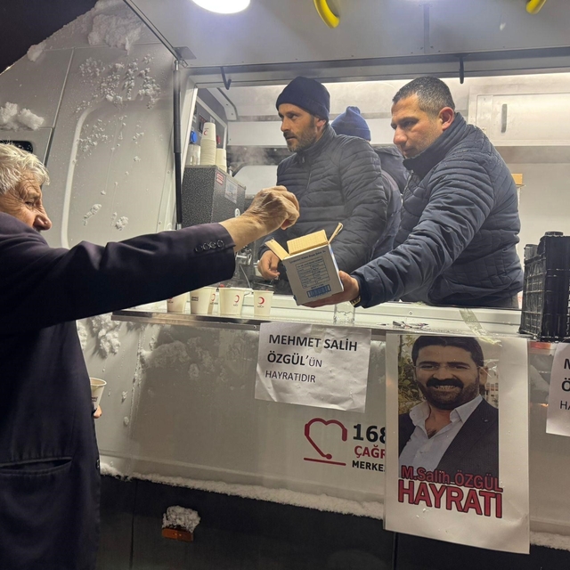 Muradiye'de teravih sonrası lokma ikramı