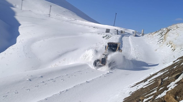 Hakkari'de 97 yerleşim yerinin yolu ulaşıma kapandı