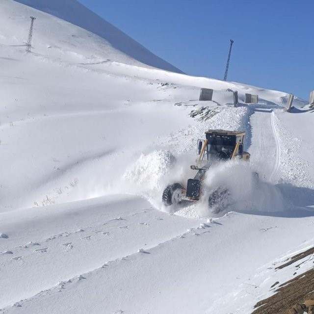 Hakkari'de 97 yerleşim yerinin yolu ulaşıma kapandı