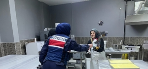 Bayburt jandarması kadın esnaf ve öğretmenlerin kadınlar gününü kutladı