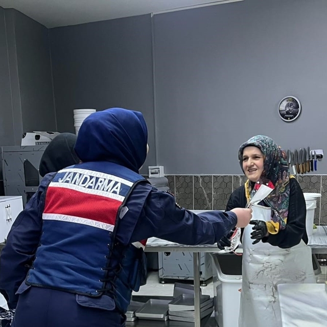 Bayburt jandarması kadın esnaf ve öğretmenlerin kadınlar gününü kutladı