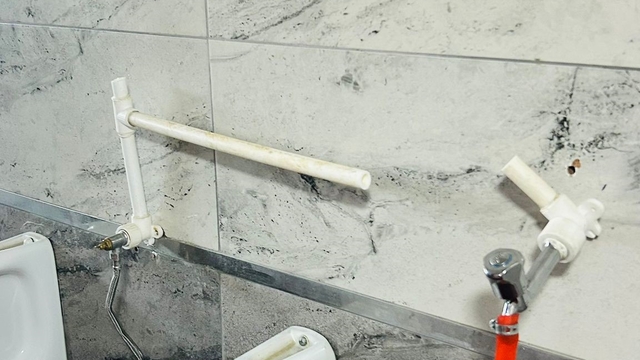 Tomarza'da tuvaletlere zarar verdiler