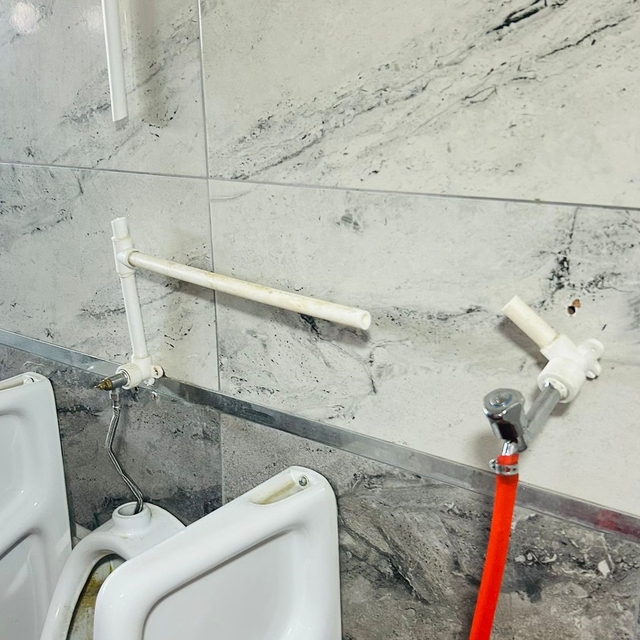 Tomarza'da tuvaletlere zarar verdiler