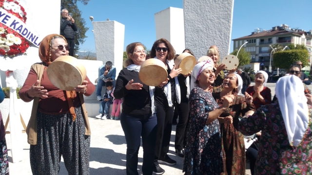 Fethiye'de Kadınlar, günlerini oynayarak kutladı