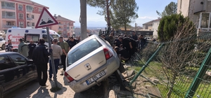 Bursa'da park halindeyken hareket eden otomobilin çarptığı çocuk öldü, dedesi ve kardeşi yaralandı
