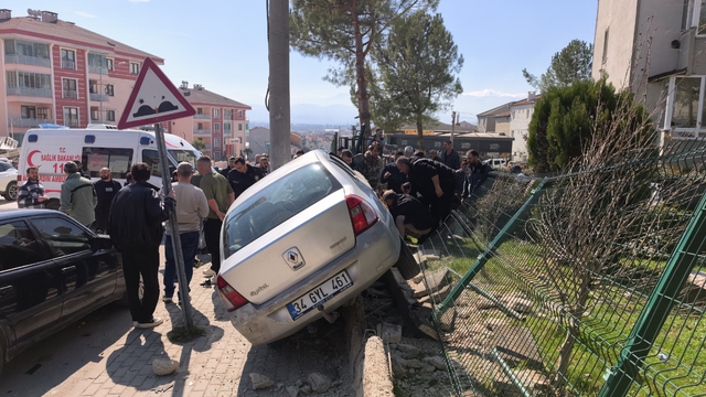 Bursa'da park halindeyken hareket eden otomobilin çarptığı çocuk öldü, dedesi ve kardeşi yaralandı