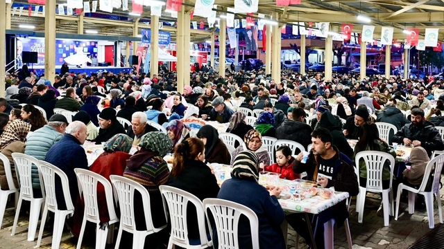 Manisa Büyükşehir'in iftar sofrası Kırkağaç'ta kuruldu