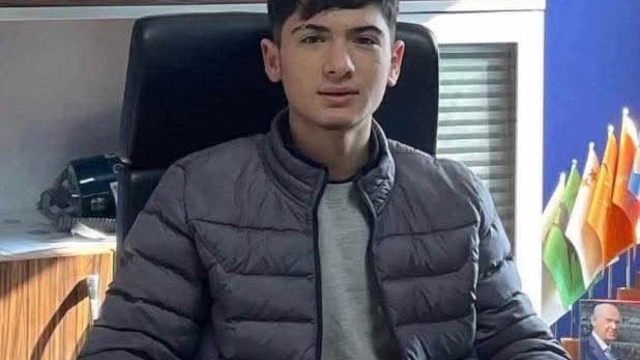 Köpekten kaçarken canından oldu
Yozgat'ta sevgi evlerinde kalan 16 yaşındaki çocuk, sokak köpeğinden kaçarken düşüp başını çarptı, kalbi duran çocuk tüm müdahalelere rağmen kurtarılamadı