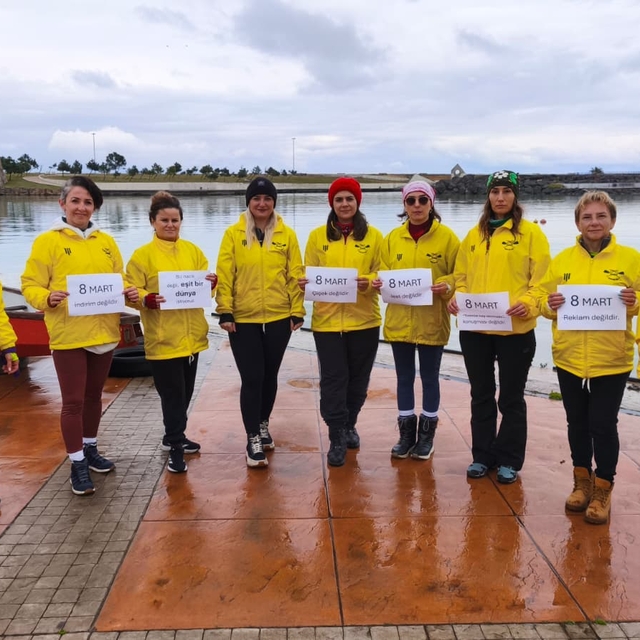 Samsun'da kadınlar 8 Mart'ı Karadeniz'de kürek çekerek kutladı