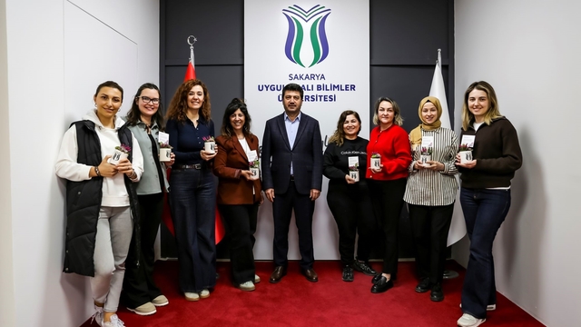 Rektör Sarıbıyık'tan kadın personele anlamlı kutlama