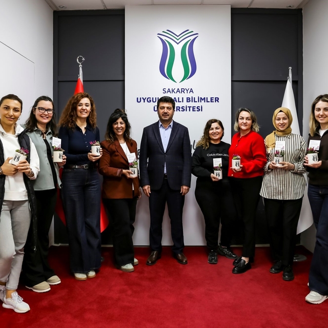 Rektör Sarıbıyık'tan kadın personele anlamlı kutlama