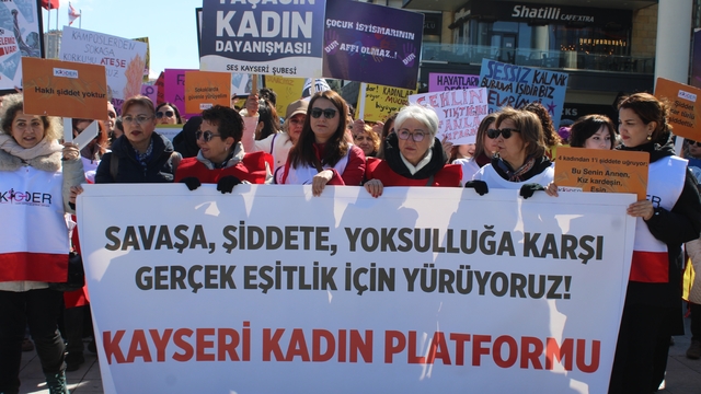 Kayseri'de kadınlar kadın hakları için yürüdü