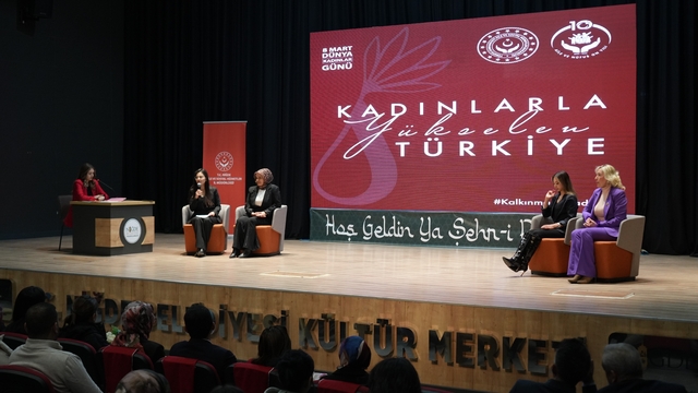 Niğde'de 8 Mart Kadınlar Günü programında ilham veren kadınlar sahnedeydi