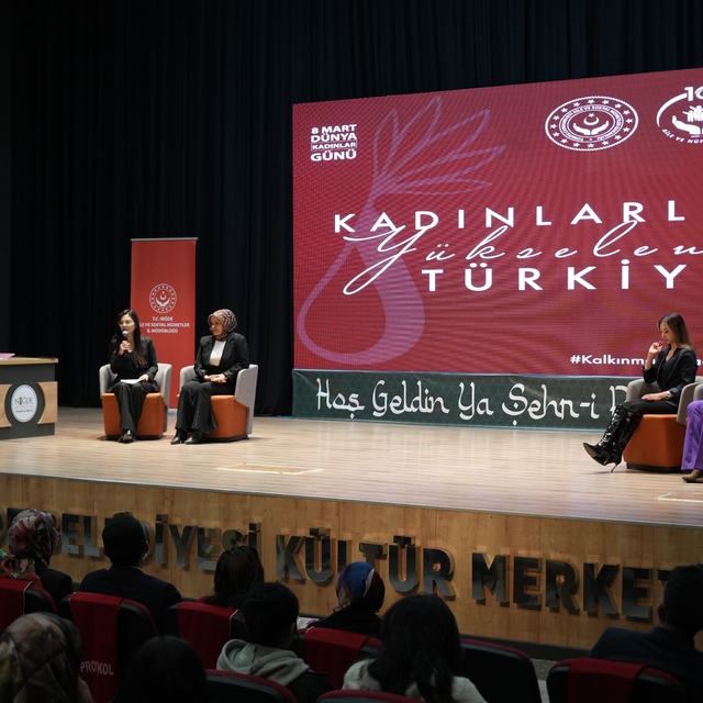 Niğde'de 8 Mart Kadınlar Günü programında ilham veren kadınlar sahnedeydi