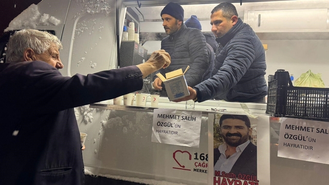 Muradiye'de teravih sonrası lokma ikramı