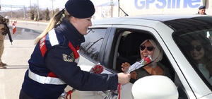 Jandarma kadınlara karanfil verdi