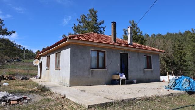 Eşlerin ölümle biten bıçaklı kavgasının ardından olayın yaşandığı ev sessizliğe büründü
Kadınlar Günü'nde eşi tarafından öldürülen kadın Fethiye'de toprağa verilecek