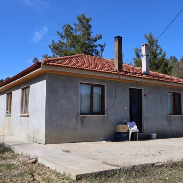 Eşlerin ölümle biten bıçaklı kavgasının ardından olayın yaşandığı ev sessiz...