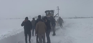 Kars'ta kara saplanan 12 araç ve içindekiler kurtarıldı