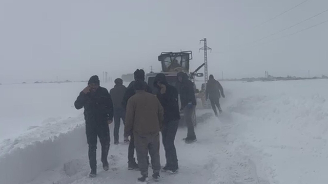 Kars'ta kara saplanan 12 araç ve içindekiler kurtarıldı