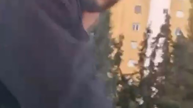 Trafikte tartıştıkları sürücünün önünü kesip, aracın camını yumruklayan 2 şüpheli tutuklandı